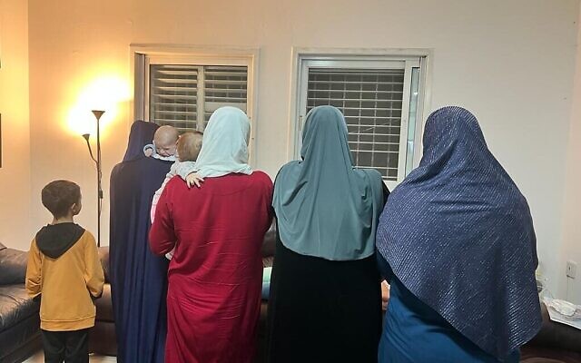 Des femmes et des enfants de Gaza dans la maison Shevet Achim d'Ashdod où ils reçoivent des soins médicaux en Israël, le 29 octobre 2023 (Crédit : Lazar Berman/The Times of Israel)