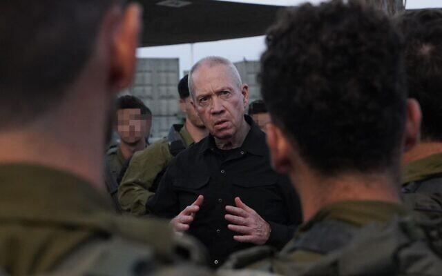 Le ministre de la Défense Yoav Gallant s'adressant aux troupes de l'unité d'élite d'ingénierie de combat Yahalom, le 2 novembre 2023. (Crédit : Ariel Hermoni/Ministère de la Défense) Le ministre de la Défense Yoav Gallant s'adressant aux troupes de l'unité d'élite d'ingénierie de combat Yahalom, le 2 novembre 2023. (Crédit : Ariel Hermoni/Ministère de la Défense)