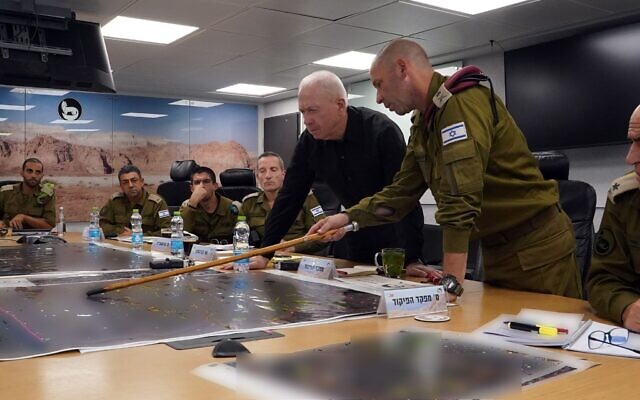 Le ministre de la Défense Yoav Gallant, au centre, avec le chef du Commandement du Sud de l'armée israélienne, le général de division Yaron Finkelman, à droite, et d'autres officiers au QG du Commandement du Sud à Beer Sheva, le 3 novembre 2023. (Crédit : Ariel Hermoni/Ministère de la Défense)