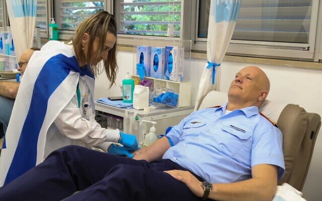 Illustration : Le commandant en chef de l'armée de l'air allemande, le général Ingo Gerhartz, donne son sang à l'hôpital Sheba près de Tel Aviv, le 7 novembre : (Autorisation : Hôpital Sheba) Illustration : Le commandant en chef de l'armée de l'air allemande, le général Ingo Gerhartz, donne son sang à l'hôpital Sheba près de Tel Aviv, le 7 novembre : (Autorisation : Hôpital Sheba)