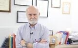 Le Dr Teodoro Forcht Dagi, neurochirurgien de la Mayo Clinic, au hospitalier Sheba, à Ramat Gan, en octobre 2023. (Crédit : Maayan Janus/Centre hospitalier Sheba)