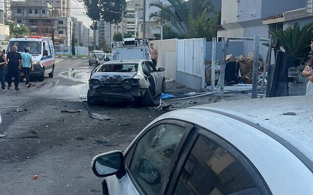 Des voitures endommagées lors d'une attaque à la roquette sur Ashkelon, le 14 novembre 2023. (Crédit : Municipalité d'Ashkelon) Des voitures endommagées lors d'une attaque à la roquette sur Ashkelon, le 14 novembre 2023. (Crédit : Municipalité d'Ashkelon)
