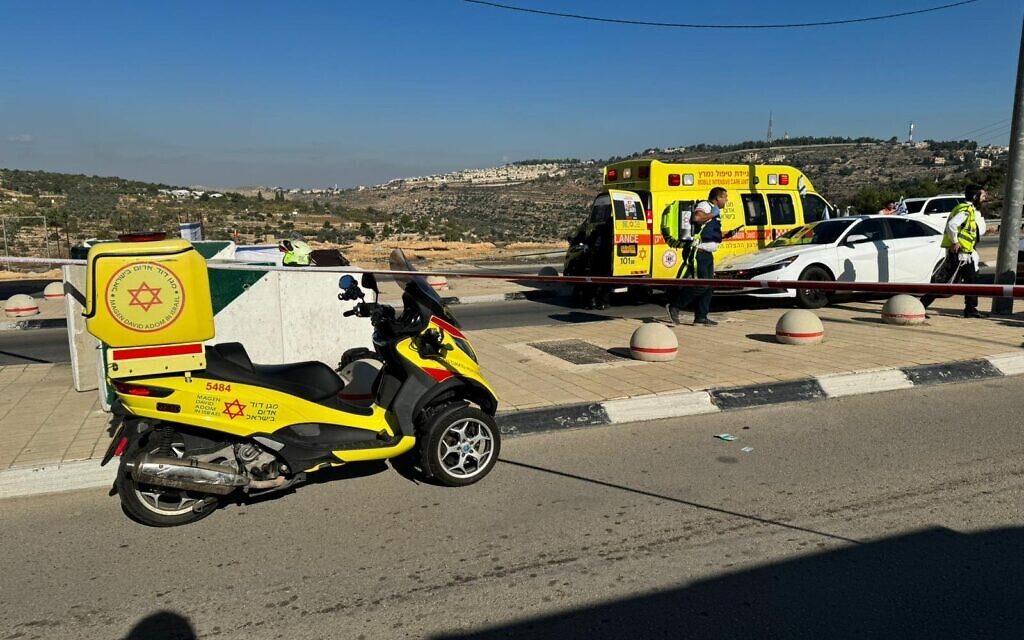 La scène d'un attentat au poste de contrôle de la Cisjordanie au sud de Jérusalem le 16 novembre 2023. (Crédit : MDA)