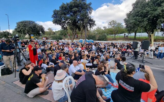 Les familles des otages organisant une cérémonie de Kabbalat Shabbat devant la Knesset, à Jérusalem, le 17 novembre 2023. (Autorisation) Les familles des otages organisant une cérémonie de Kabbalat Shabbat devant la Knesset, à Jérusalem, le 17 novembre 2023. (Autorisation)