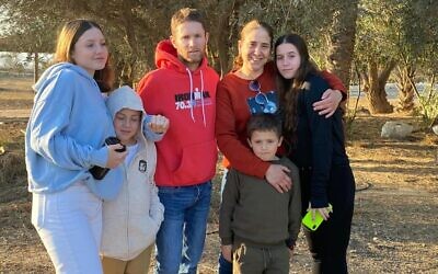 Six membres de la famille Goldstein-Almog du kibboutz Kfar Aza ; de gauche à droite : Agam, 17 ans, Gal, 11 ans, Nadav (décédé), Chen, 48 ans, Tal, 11 ans et Yam (décédé). Quatre membres ont été libérés le 26 novembre 2023. (Crédit : Autorisation)