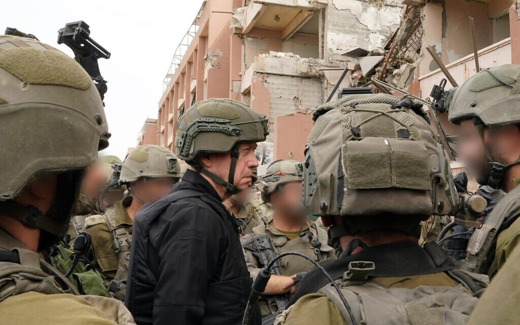 Le ministre de la Défense Yoav Gallant s'entretenant avec des troupes dans le nord de la bande de Gaza, le 25 novembre 2023. (Crédit : Ariel Hermoni/Ministère de la Défense)