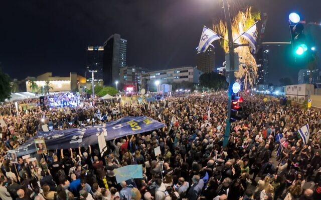 Un rassemblement en soutien aux captifs détenus dans la bande de Gaza sur la Place des Otages de Tel Aviv, le 25 novembre 2023. (Crédit : Jessica Steinberg/Times of Israel)