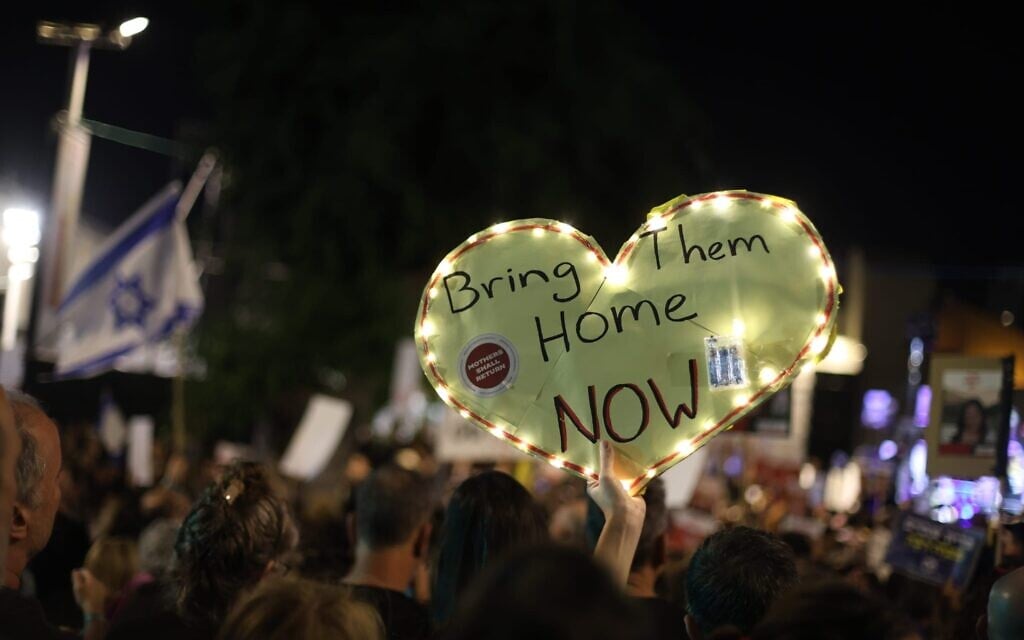 Un manifestant brandissant une pancarte en faveur de la libération des otages retenus par des groupes terroristes à Gaza, lors d'un rassemblement sur la "Place des Otages" de Tel Aviv, le 25 novembre 2023. (Crédit : Amir Yarchi)