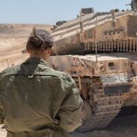 Des soldates manœuvrant un char dans le désert du Neguev, sur une photo non datée. (Crédit : Armée israélienne)