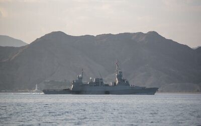 Un navire lance-missiles de la marine marine israélienne au large de la côte d'Eilat, le 31 octobre 2023. (Crédit : armée israélienne)