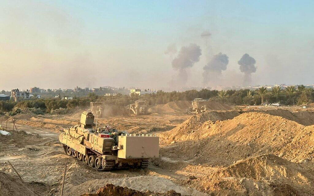 Les forces israéliennes dans la bande de Gaza pendant la guerre contre le Hamas, sur une photo diffusée le 3 novembre 2023. (Crédit : Armée israélienne)