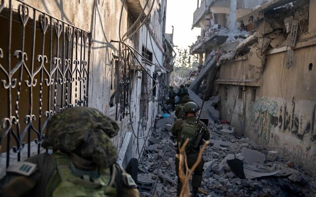 Les troupes de Tsahal opèrent dans la bande de Gaza, dans une image publiée par l'armée le 3 novembre 2023. (Crédit : Tsahal) Les troupes de Tsahal opèrent dans la bande de Gaza, dans une image publiée par l'armée le 3 novembre 2023. (Crédit : Tsahal)