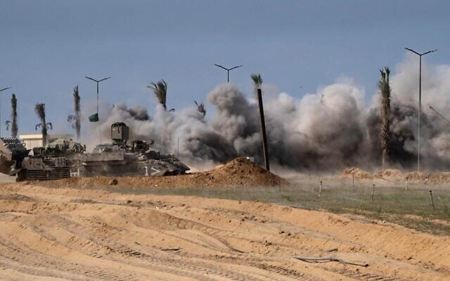 Des soldats israéliens présentes dans la bande de Gaza dans le cadre de la guerre contre le groupe terroriste palestinien du Hamas, diffusée par l'armée le 5 novembre 2023. (Crédit : Armée israélienne) Des soldats israéliens présentes dans la bande de Gaza dans le cadre de la guerre contre le groupe terroriste palestinien du Hamas, diffusée par l'armée le 5 novembre 2023. (Crédit : Armée israélienne)