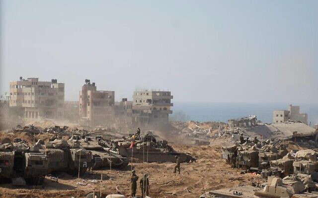 Les troupes de Tsahal de la 36e division opérerant dans la bande de Gaza, sur une photo publiée le 5 novembre 2023. (Crédit : Armée israélienne) Les troupes de Tsahal de la 36e division opérerant dans la bande de Gaza, sur une photo publiée le 5 novembre 2023. (Crédit : Armée israélienne)