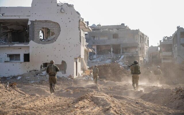 Les troupes de la 252e division de réserve dans la bande de Gaza, sur une photo publiée le 8 novembre 2023. (Crédit : Armée israélienne) Les troupes de la 252e division de réserve dans la bande de Gaza, sur une photo publiée le 8 novembre 2023. (Crédit : Armée israélienne)
