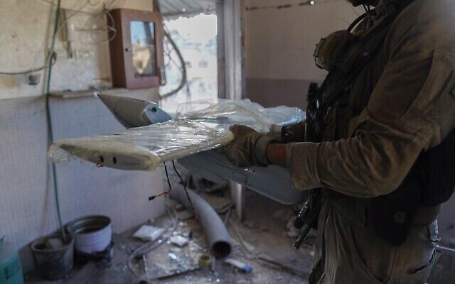 Des drones du Hamas trouvés par les troupes israéliennes dans un immeuble résidentiel du quartier de Sheikh Radwan à Gaza City, le 9 novembre 2023. (Crédit : Tsahal)