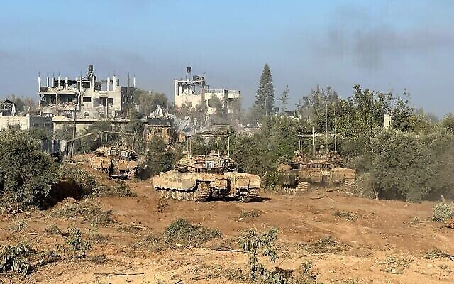 Des chars de la brigade de réserve de Harel dans le secteur de Beit Hanoun, au nord de Gaza, sur une photo publiée le 12 novembre 2023. (Crédit : Armée israélienne) Des chars de la brigade de réserve de Harel dans le secteur de Beit Hanoun, au nord de Gaza, sur une photo publiée le 12 novembre 2023. (Crédit : Armée israélienne)