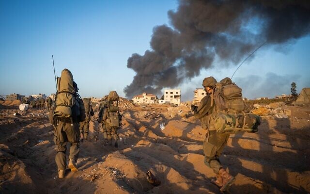 Des soldats israéliens dans le nord de Gaza, sur une photo diffusée le 12 novembre 2023. (Crédit : Armée israélienne)