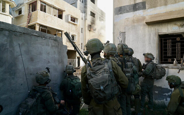 Les troupes israéliennes en opération dans le nord de la bande de Gaza sur une photo diffusée le 13 novembre 2023. (Crédit : Armée israélienne) Les troupes israéliennes en opération dans le nord de la bande de Gaza sur une photo diffusée le 13 novembre 2023. (Crédit : Armée israélienne)