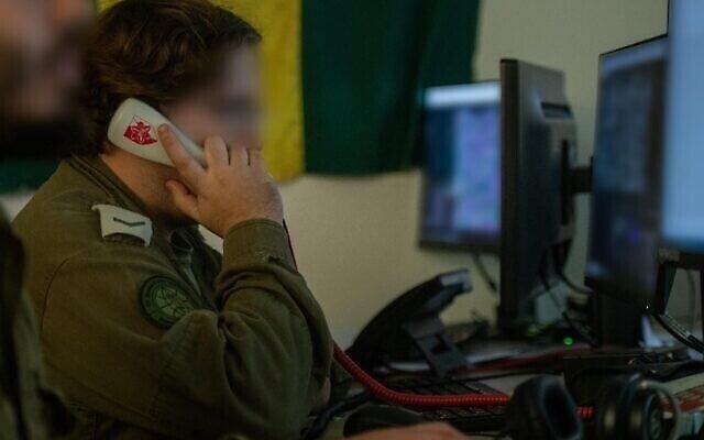 Des soldats du Directorat des Renseignements militaires de l’armée israélienne travaillant avec la brigade du Corps d’Infanterie Golani depuis leur ordinateur, sur une photo publiée le 12 novembre 2023. (Crédit : Armée israélienne) Des soldats du Directorat des Renseignements militaires de l’armée israélienne travaillant avec la brigade du Corps d’Infanterie Golani depuis leur ordinateur, sur une photo publiée le 12 novembre 2023. (Crédit : Armée israélienne)