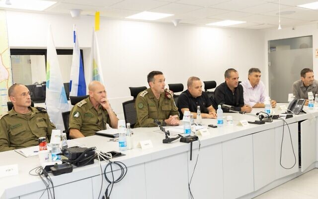 Le chef d'état-major de l’armée israélienne, Herzi Halevi, rencontrant les maires des villes et conseils du sud d'Israël ravagés par l'assaut du Hamas le 7 octobre, à Ashkelon, le 12 novembre 2023. (Crédit : Municipalité d'Ashkelon)
