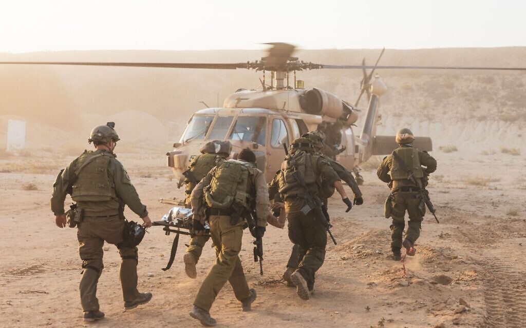 L'unité 669 effectue une évacuation médicale de la bande de Gaza pendant l'offensive terrestre israélienne, dans une image publiée le 13 novembre 2023. (Crédit : Armée israélienne)