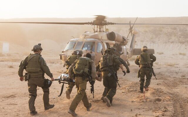 L'unité 669 effectue une évacuation médicale de la bande de Gaza pendant l'offensive terrestre israélienne, dans une image publiée le 13 novembre 2023. (Crédit : Armée israélienne) L'unité 669 effectue une évacuation médicale de la bande de Gaza pendant l'offensive terrestre israélienne, dans une image publiée le 13 novembre 2023. (Crédit : Armée israélienne)