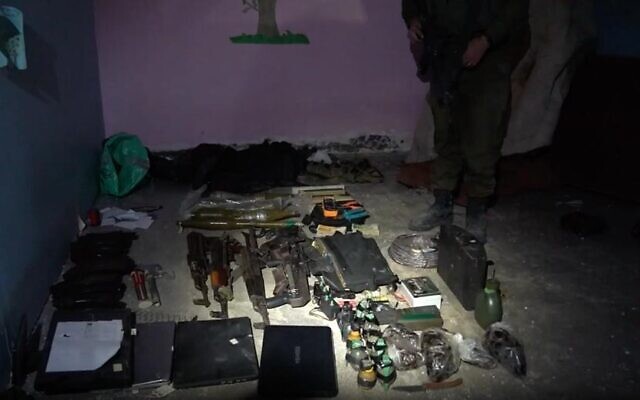 Des armes trouvées par les forces israéliennes dans un centre de commandement du Hamas sous l'hôpital Rantisi de la ville de Gaza, sur une photo publiée par l'armée le 13 novembre 2023. (Crédit : Armée israélienne) Des armes trouvées par les forces israéliennes dans un centre de commandement du Hamas sous l'hôpital Rantisi de la ville de Gaza, sur une photo publiée par l'armée le 13 novembre 2023. (Crédit : Armée israélienne)