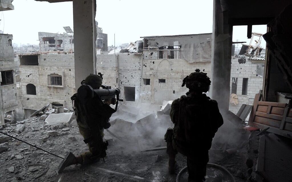 Les troupes de Tsahal opèrent dans la bande de Gaza, dans une image publiée par l'armée le 16 novembre 2023. (Crédit : Tsahal)