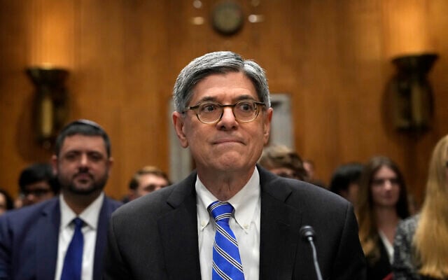 Jacob Lew, ancien secrétaire d'État au Trésor sous la présidence de Barack Obama, témoignant lors d'une audition de la commission sénatoriale des Affaires étrangères sur sa nomination au poste d'ambassadeur auprès de l'État d'Israël, à Washington, le 18 octobre 2023. (Crédit : Drew Angerer/Getty Images/AFP) Jacob Lew, ancien secrétaire d'État au Trésor sous la présidence de Barack Obama, témoignant lors d'une audition de la commission sénatoriale des Affaires étrangères sur sa nomination au poste d'ambassadeur auprès de l'État d'Israël, à Washington, le 18 octobre 2023. (Crédit : Drew Angerer/Getty Images/AFP)