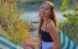 Alina Plahti, assassinée lors du festival de musique Supernova le 7 octobre 2023, n’étant pas reconnue comme juive selon la halakha a été enterrée dans une section distincte du cimetière de sa ville natale, Beit Shean. (Crédit : Autorisation)