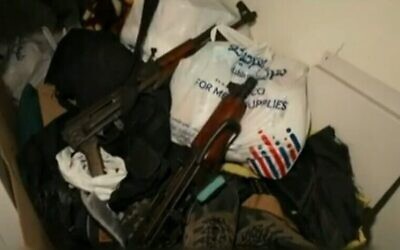 Des fusils et d'autres armes et équipements à côté d'un appareil d'IRM à l'hôpital al-Shifa de Gaza, le 16 novembre 2023. (Crédit : Capture d'écran BBC ; utilisée conformément à la clause 27a de la loi sur les droits d'auteur)