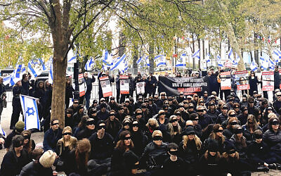 Des manifestants les yeux bandés lors d'une manifestation au nom des otages détenus à Gaza par des terroristes du Hamas, devant les Nations unies, à New York , le 7 novembre 2023. (Crédit : Sarah Rosen)
