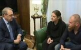 Les proches de l'otage israélo-russe libéré Roni Krivoi rencontrant le vice-ministre des Affaires étrangères Mikhaïl Bogdanov, en Russie, le 27 novembre 2023. (Crédit : Capture d'écran de la Douzième chaîne, 27 novembre 2023 ; utilisée conformément à la clause 27a de la loi sur le droit d'auteur)