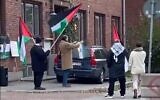 Un manifestant brûlant un drapeau israélien, aux abords d'une synagogue de Malmo, le 4 novembre 2023. (Crédit : Conseil des communautés juives suédoises)
