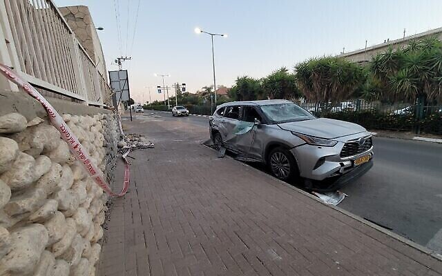 Dégâts causés par la chute d'une roquette Qassam dans une rue de Netivot, en Israël, le 10 octobre 2023. (Crédit : Canaan Lidor/Times of Israël)