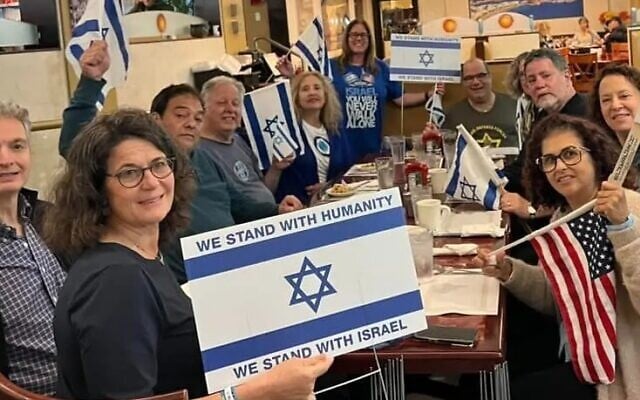 Des partisans d'Israël au Golden Dolphin Diner, à Huntington, à New York (Crédit : Facebook)