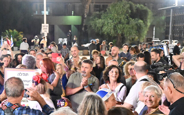 La foule chante et danse lors du Kabalat Shabbat hebdomadaire, Place des Otages à Tel Aviv, le 25 novembre 2023. (Crédit : Canaan Lidor/Times of Israel)