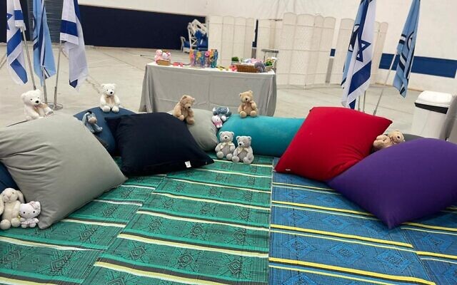 Des jouets attendent les enfants otages libérés de la captivité du Hamas, à la base aérienne de Hatzerim, dans le sud d'Israël, le 24 novembre 2023. (Crédit : Armée israélienne)
