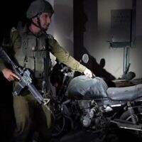 Le porte-parole de l’armée israélienne Daniel Hagari avec une moto dans un centre de commandement du Hamas sous l'hôpital Rantisi, à Gaza CIty, sur une photo publiée le 13 novembre 2023. Hagari a déclaré que Tsahal pense que la moto a été utilisée par les terroristes du Hamas pour enlevé un otage du sud d'Israël et l’emmener jusqu’au centre souterrain le 7 octobre 2023. (Crédit : Armée israélienne)