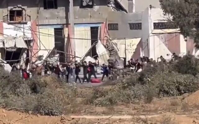Capture d'écran d'une vidéo postée par le porte-parole en langue arabe de Tsahal montrant des habitants de Gaza portant des drapeaux blancs et les bras levés se dirigeant vers le sud après que l'armée a déclaré qu'elle autoriserait un passage en toute sécurité, le 7 novembre 2023. (Capture d'écran X, utilisée conformément à l'article 27a de la loi sur le droit d'auteur) Capture d'écran d'une vidéo postée par le porte-parole en langue arabe de Tsahal montrant des habitants de Gaza portant des drapeaux blancs et les bras levés se dirigeant vers le sud après que l'armée a déclaré qu'elle autoriserait un passage en toute sécurité, le 7 novembre 2023. (Capture d'écran X, utilisée conformément à l'article 27a de la loi sur le droit d'auteur)