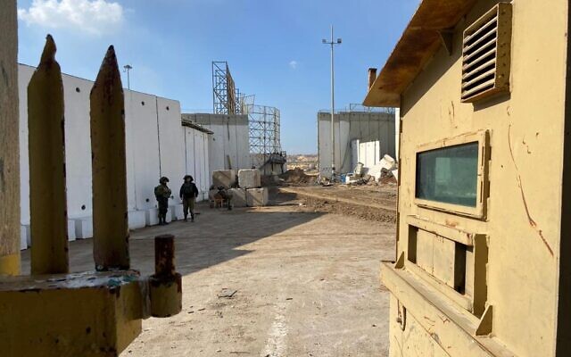 Une vue de Gaza depuis le poste-frontière d'Erez, le 21 novembre 2023. (Crédit : David Horovitz / Times of Israel)