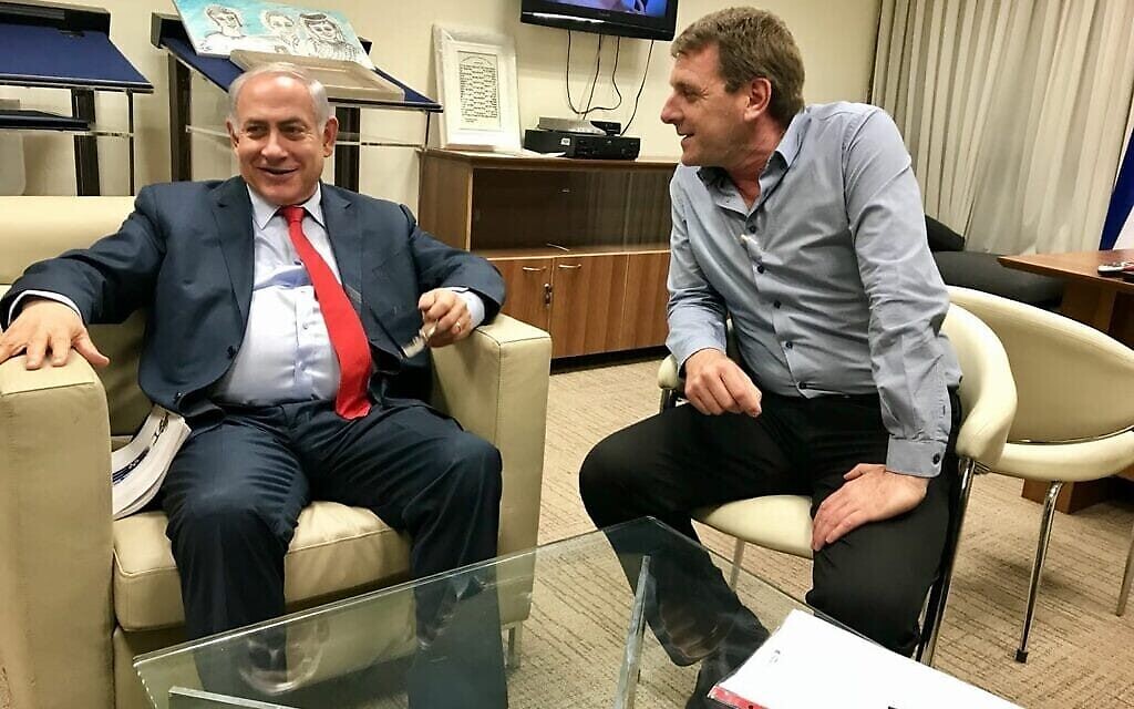 Le chef du Conseil régional du Sdot du Neguev, Tamir Idan, à droite, accueillant le Premier ministre Benjamin Netanyahu, le 27 novembre 2017. (Crédit : Conseil régional du Sdot du Neguev) Le chef du Conseil régional du Sdot du Neguev, Tamir Idan, à droite, accueillant le Premier ministre Benjamin Netanyahu, le 27 novembre 2017. (Crédit : Conseil régional du Sdot du Neguev)