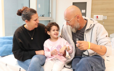 Les premières heures d'Avigail Idan en compagnie de sa famille : sa tante Liron, son oncle Zuli, ses grands-parents Shlomit et Eitan, à l'hôpital pour enfants Schneider le 27 novembre 2023. (Crédit : Hôpital Schneider)
