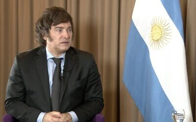 Le candidat à la présidence argentine Javier Milei en interview avec le Times of Israel à Buenos Aires, le 16 novembre 2023.(Crédit : Michelle Mendeluk)