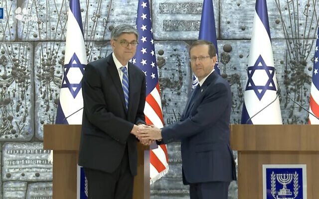 Le nouvel ambassadeur américain en Israël Jack Lew, à gauche, présentant ses lettres de créance au président Isaac Herzog, à la résidence présidentielle, à Jérusalem, le 5 novembre 2023. (Crédit : Capture d'écran)