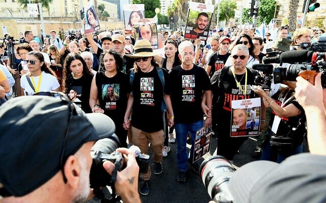 Le départ d'une marche de Tel Aviv à Jérusalem par les familles des otages retenus en captivité par le Hamas à Gaza, le 14 novembre 2023. (Crédit : Danor Aharon) Le départ d'une marche de Tel Aviv à Jérusalem par les familles des otages retenus en captivité par le Hamas à Gaza, le 14 novembre 2023. (Crédit : Danor Aharon)