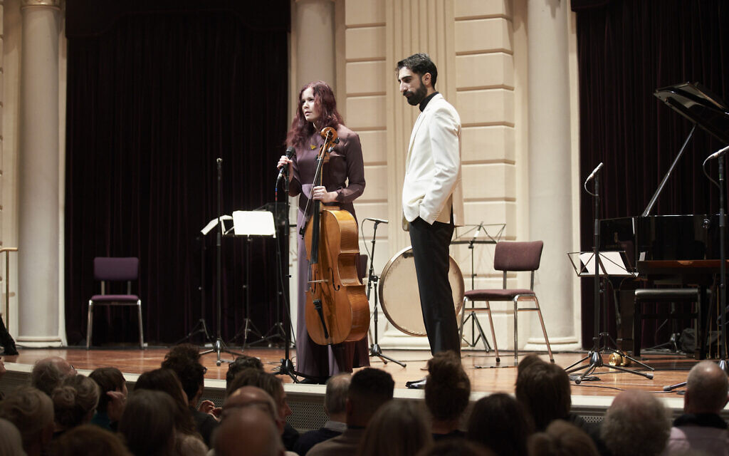 Maya Fridman et Freed Sheek jouent lors d'un concert de bienfaisance pour les Israéliens et les Gazaouis sur la scène du Concertgebouw d'Amsterdam, aux Pays-Bas, le 1er novembre 2023. (Crédit : Eduardus Lee) Maya Fridman et Freed Sheek jouent lors d'un concert de bienfaisance pour les Israéliens et les Gazaouis sur la scène du Concertgebouw d'Amsterdam, aux Pays-Bas, le 1er novembre 2023. (Crédit : Eduardus Lee)