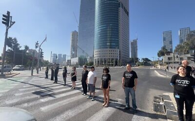 Des Israéliens observent une minute de silence à la mémoire des victimes de l'attaque brutale du Hamas du 7 octobre à Tel Aviv, Israël, le 7 novembre 2023. (Crédit : Albert Bannon/Brothers and Sisters in Arms)