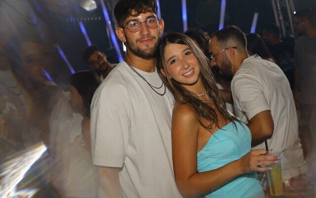 Eitan Snir, 21 ans, originaire d'Ahuzat Barak, a été assassiné par des terroristes du Hamas au Festival Supernova à proximité du kibboutz Reim le 7 octobre 2023. (Crédit : Facebook) Eitan Snir, 21 ans, originaire d'Ahuzat Barak, a été assassiné par des terroristes du Hamas au Festival Supernova à proximité du kibboutz Reim le 7 octobre 2023. (Crédit : Facebook)